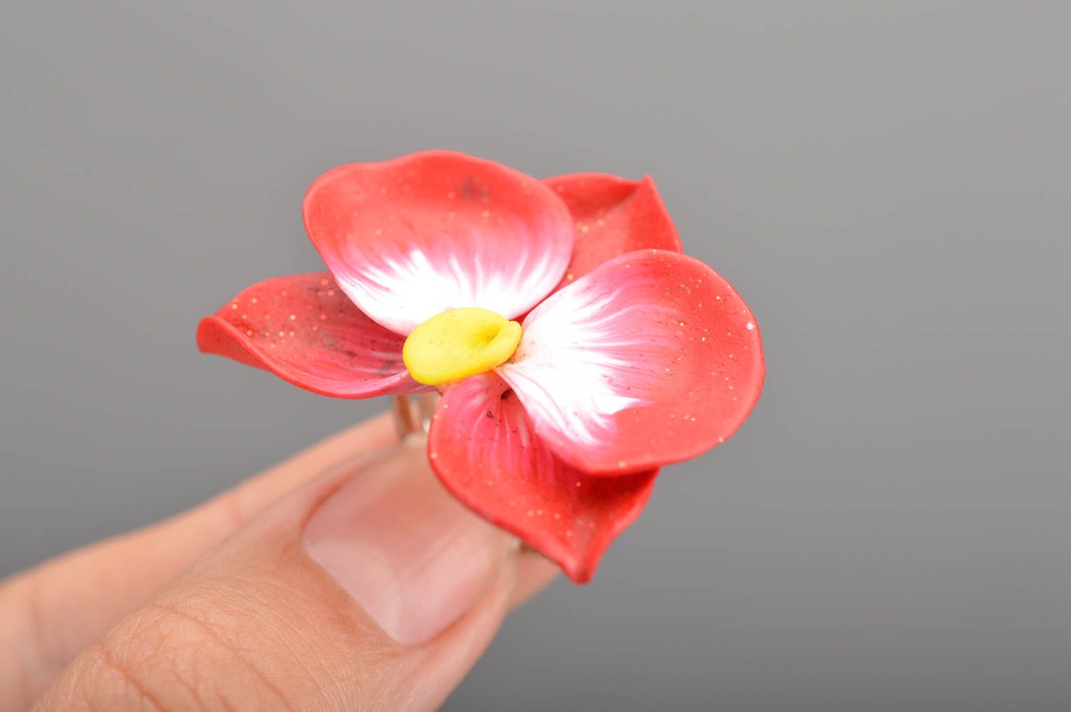 Красное кольцо из полимерной глины ручной работы в виде орхидеи красивое фото 2