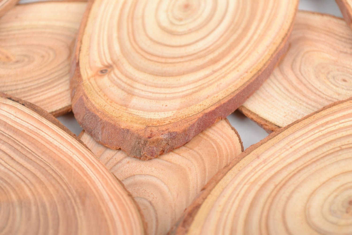 Dessous-de-plat en bois naturel clair rond fait main écologique pour cuisine photo 3