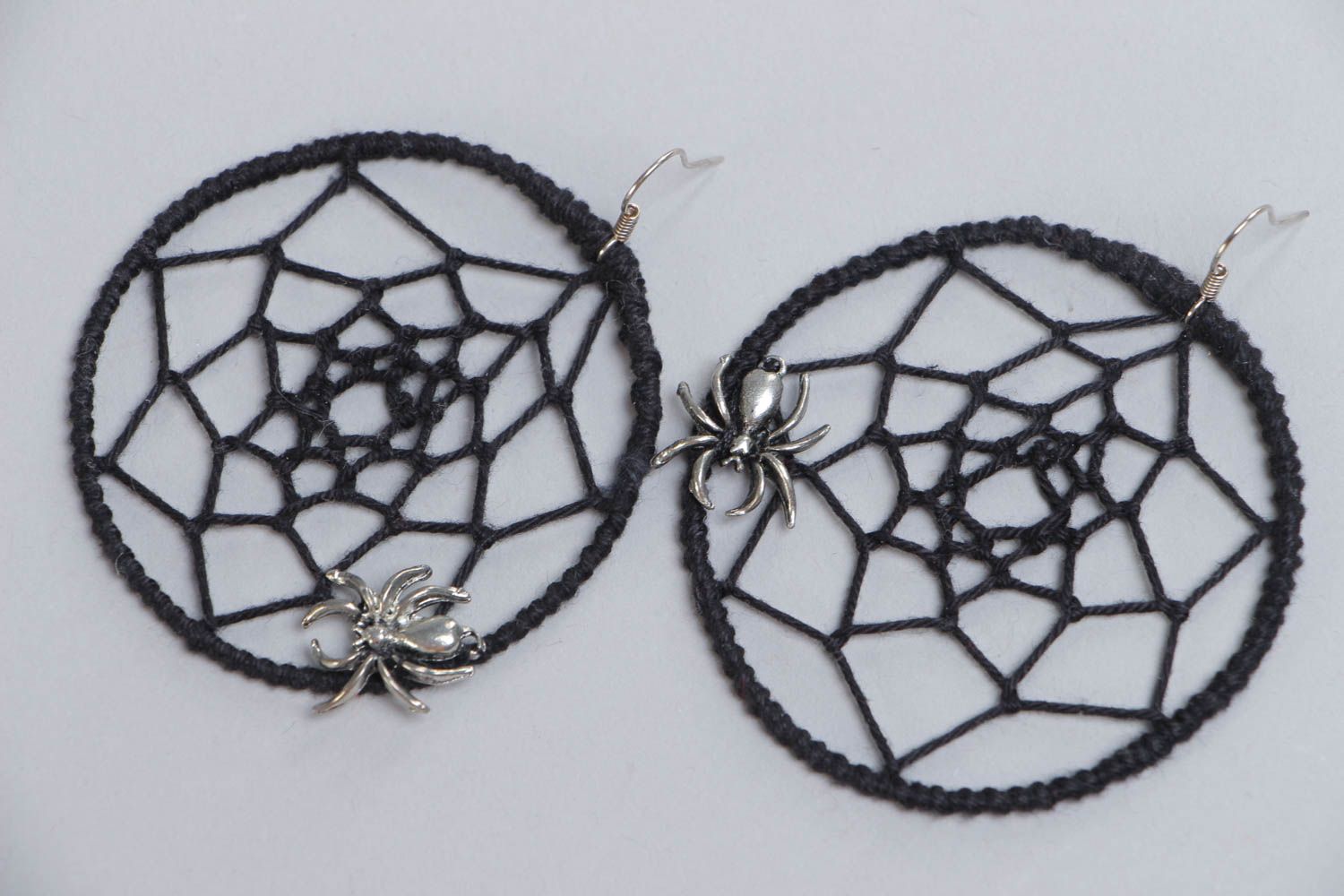 Ungewöhnliche schwarze runde Ohrringe Traumfänger aus Textil Fäden handmade für Frauen foto 2