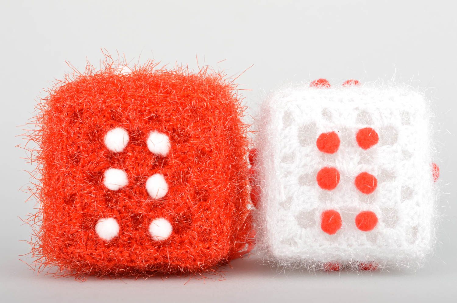 Décoration à suspendre en forme de deux cubes tricotés faite main au crochet photo 2