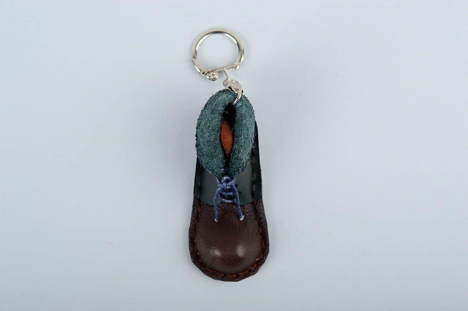 Брелок ручной работы брелок на ключи кожаный брелок в виде зеленого ботинка фото 4
