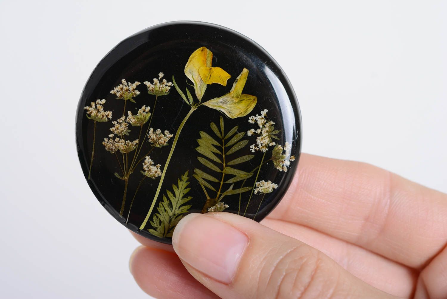 Schwarze originelle runde Brosche mit Blumen Epoxidharz künstlerische Handarbeit foto 4