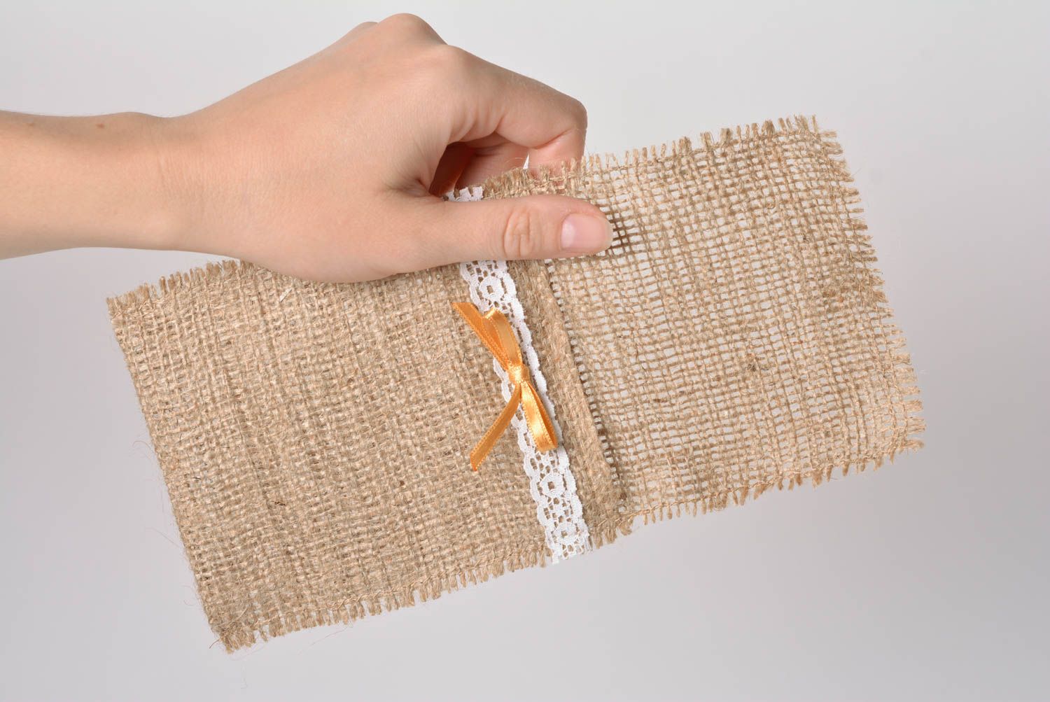 Schöne originelle handgemachte Tasche für Besteck aus Sackleinen mit Spitze foto 1