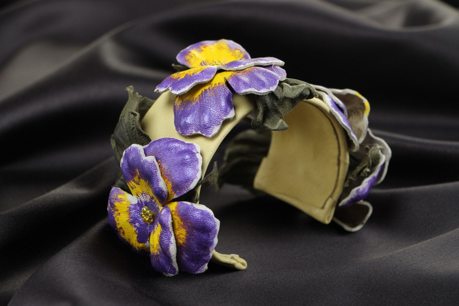 Pulsera de cuero hecha a mano ajustable ancha con flores foto 1