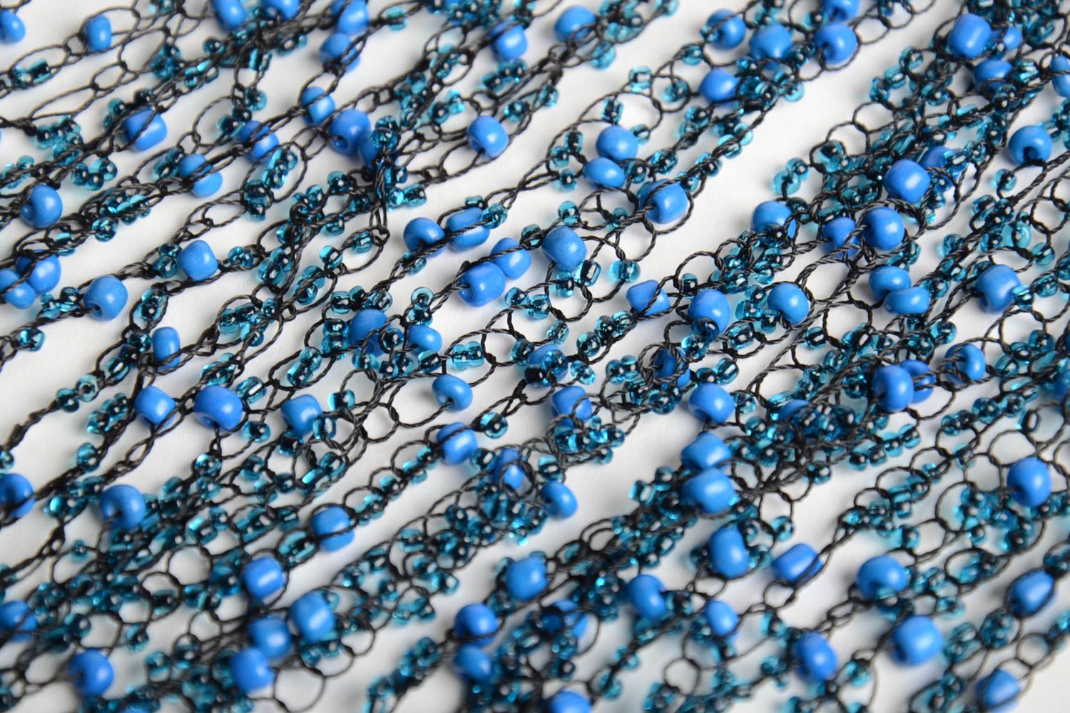 Collar de abalorios ligero artesanal trenzado a ganchillo azul y negro foto 5