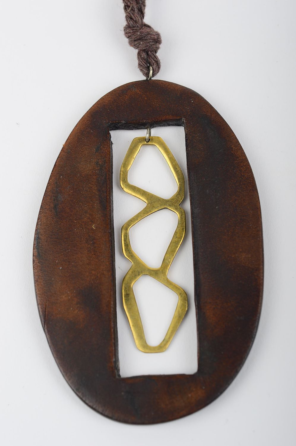 Украшение ручной работы кулон из кожи овальный женский кулон с металлом фото 3