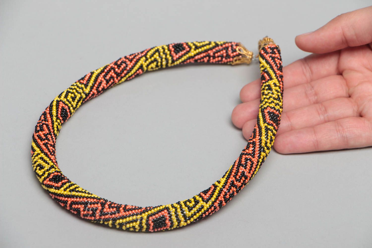Collar de abalorios artesanal de bisutería hecho a mano ornametado zigzag  foto 5