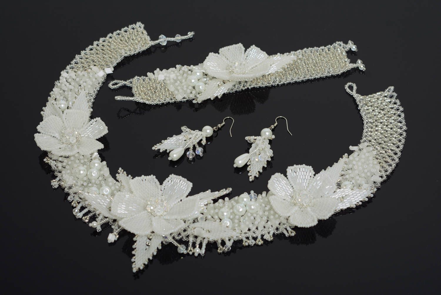 Boucles d'oreilles et bracelet collier blancs en perles de rocaille faits main photo 1