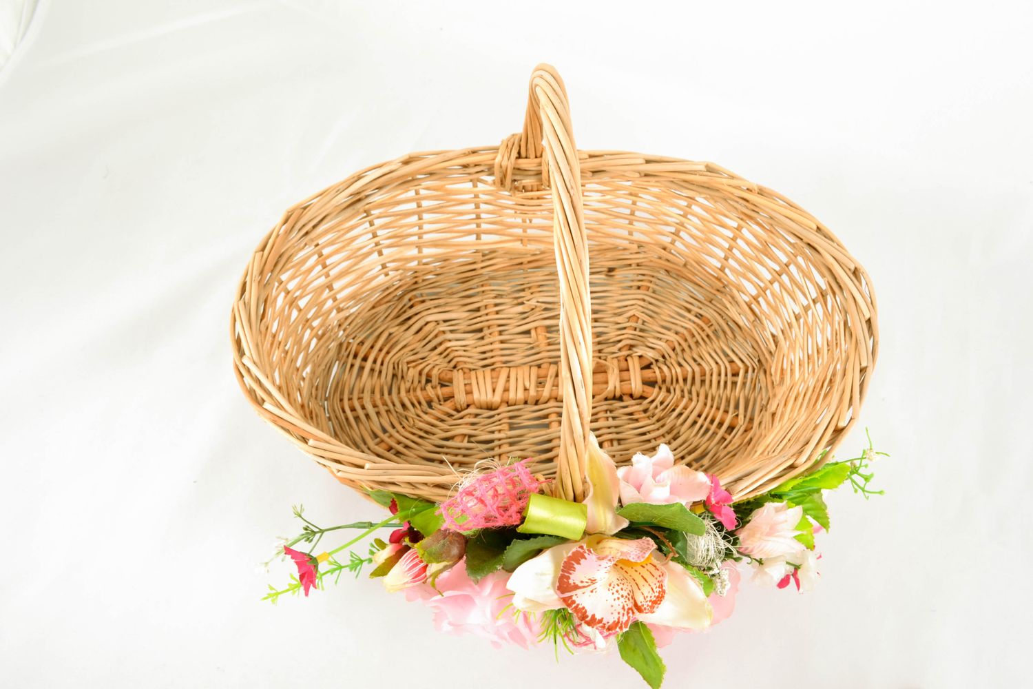 Large woven Easter basket with decor photo 4