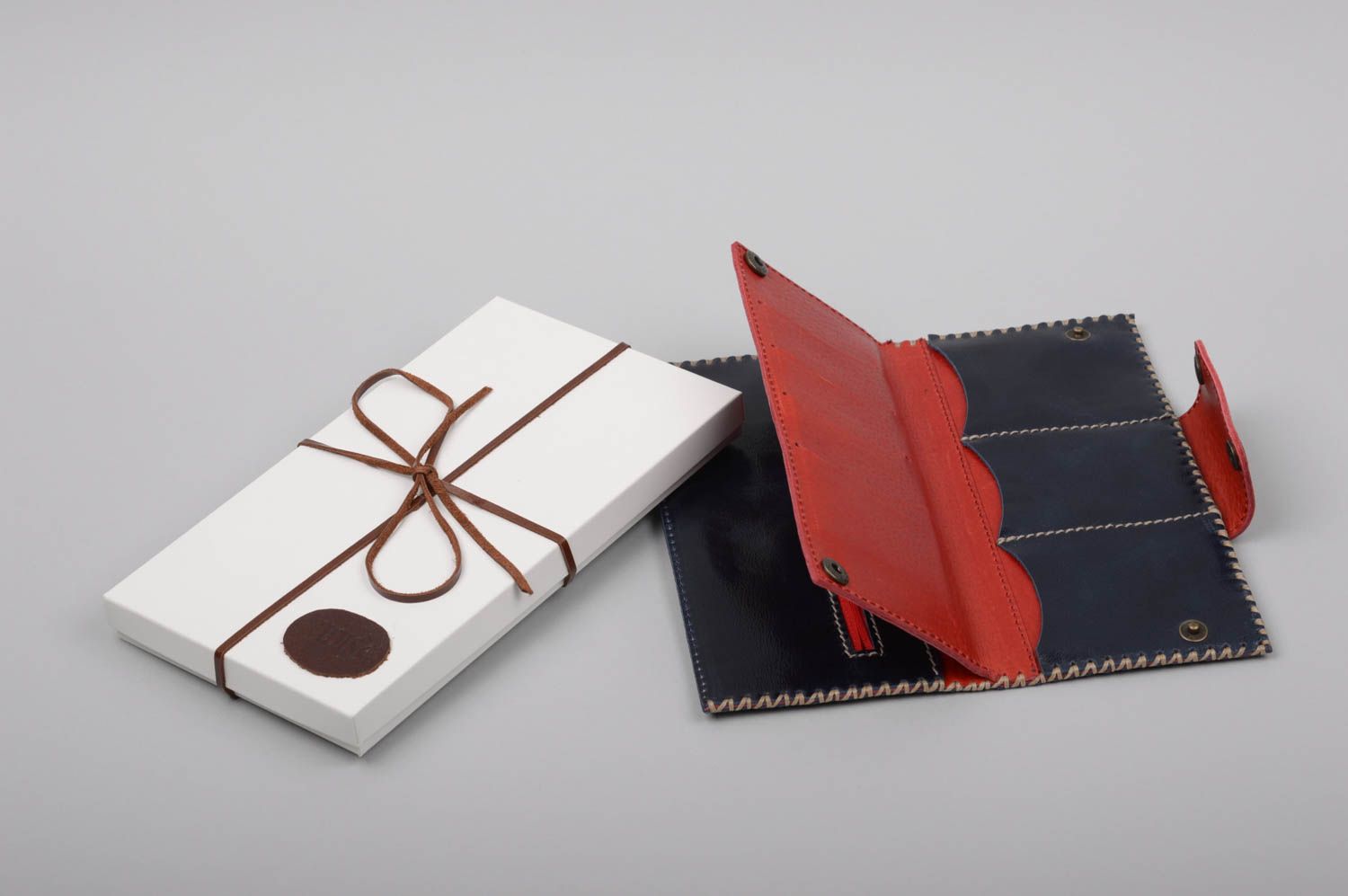 Schönes modisches originelles schwarz rotes handgemachtes Portemonnaie aus Leder foto 1