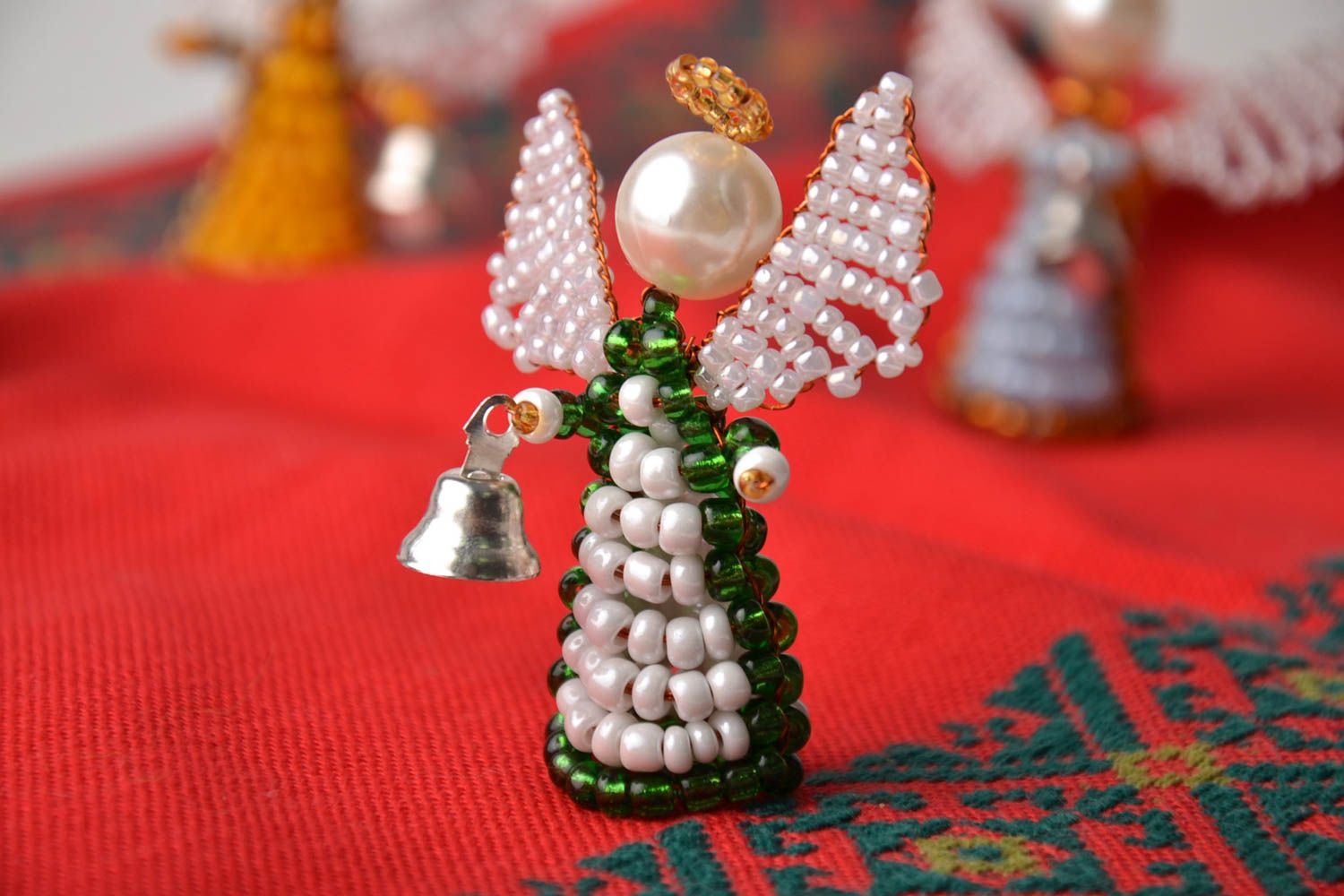 Statuette en perles de rocaille Ange avec clochette photo 1