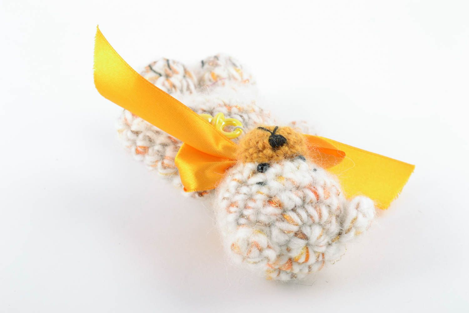 Petit jouet mou Ourson blanc tricoté en laine avec noeud jaune fait main photo 4