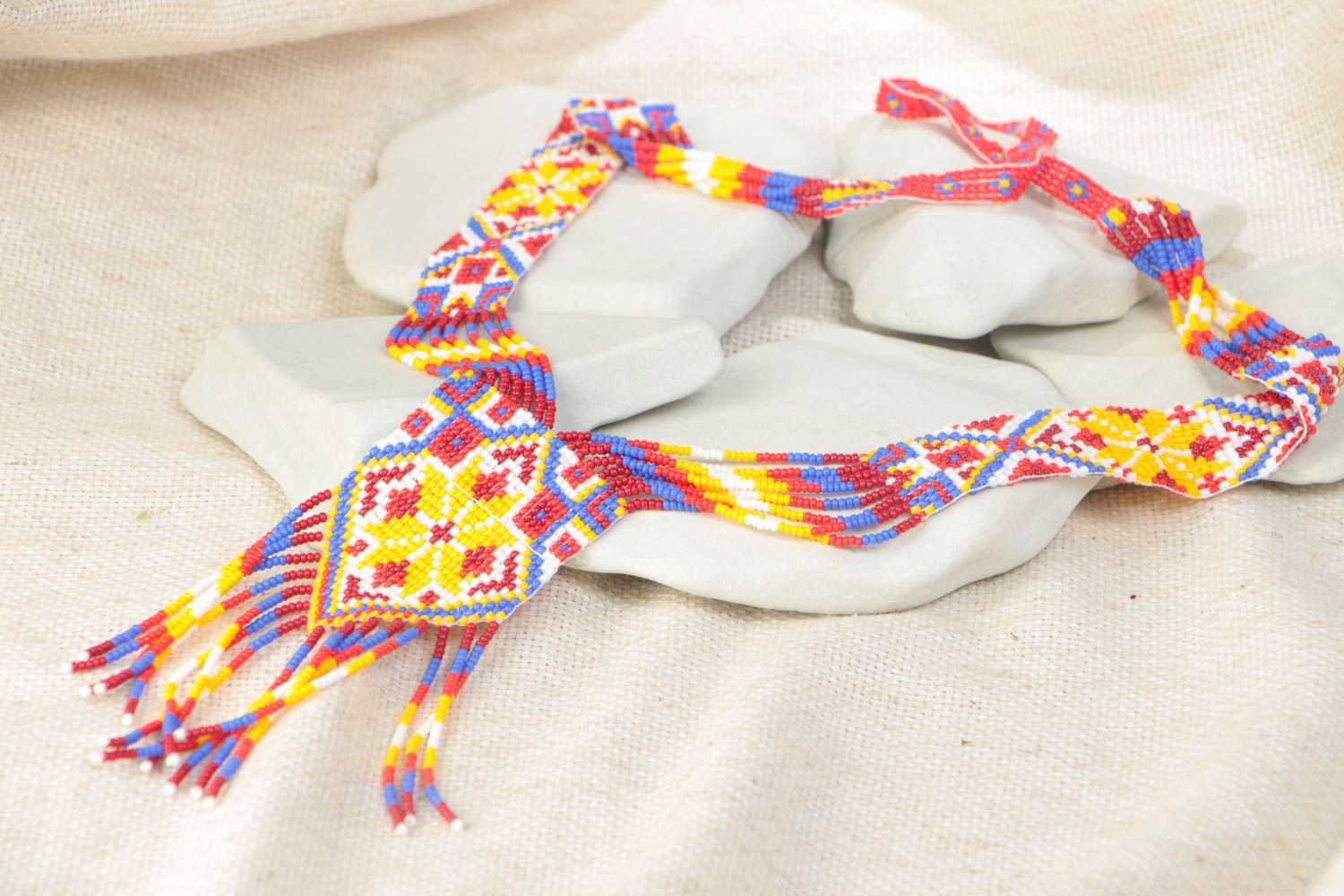 Collar de abalorios checos guerdán artesanal multicolor con ornamento y fleco foto 1