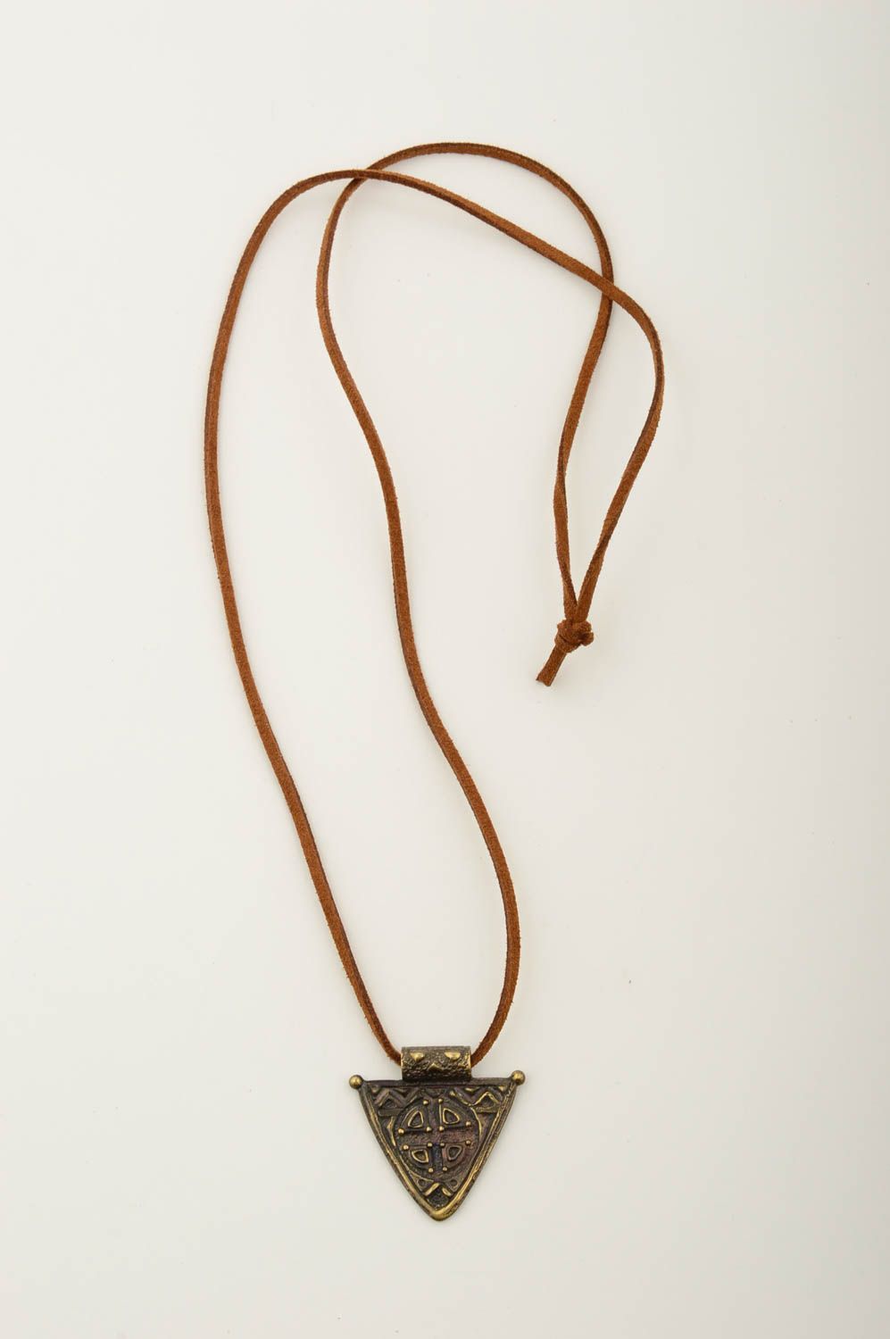 Украшение ручной работы треугольный кулон на шею украшение из бронзы на шнурке фото 3