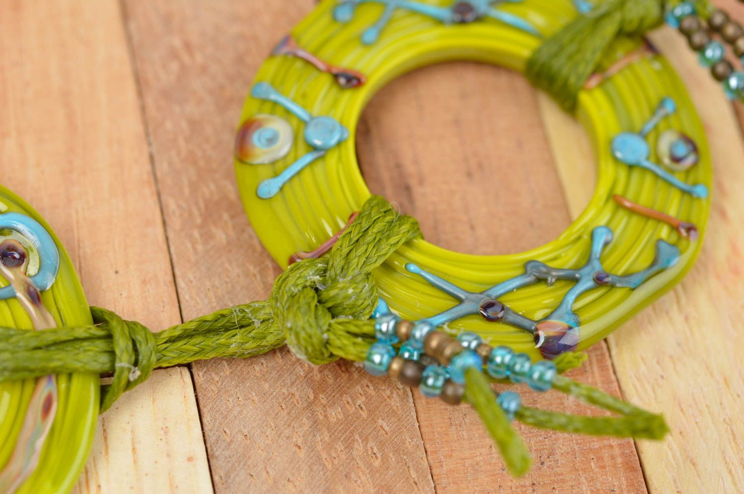 Collier en verre Bijou fait main vert clair avec anneaux Accessoire femme photo 5