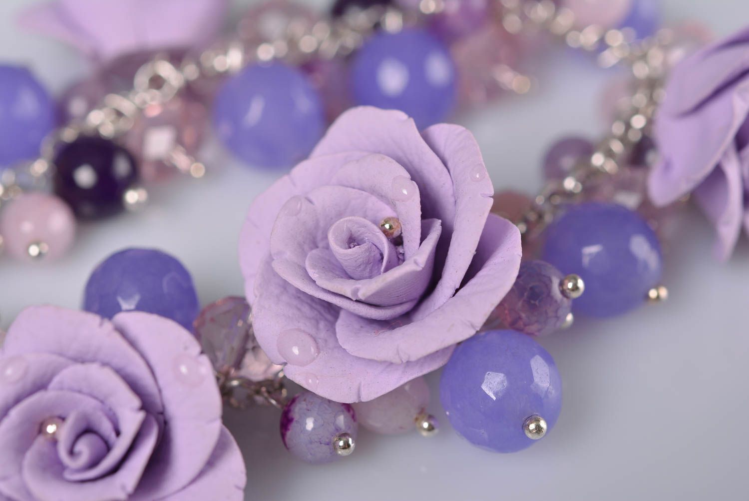 Pulsera artesanal con flores de arcilla polimérica y cuentas de color lila  foto 3