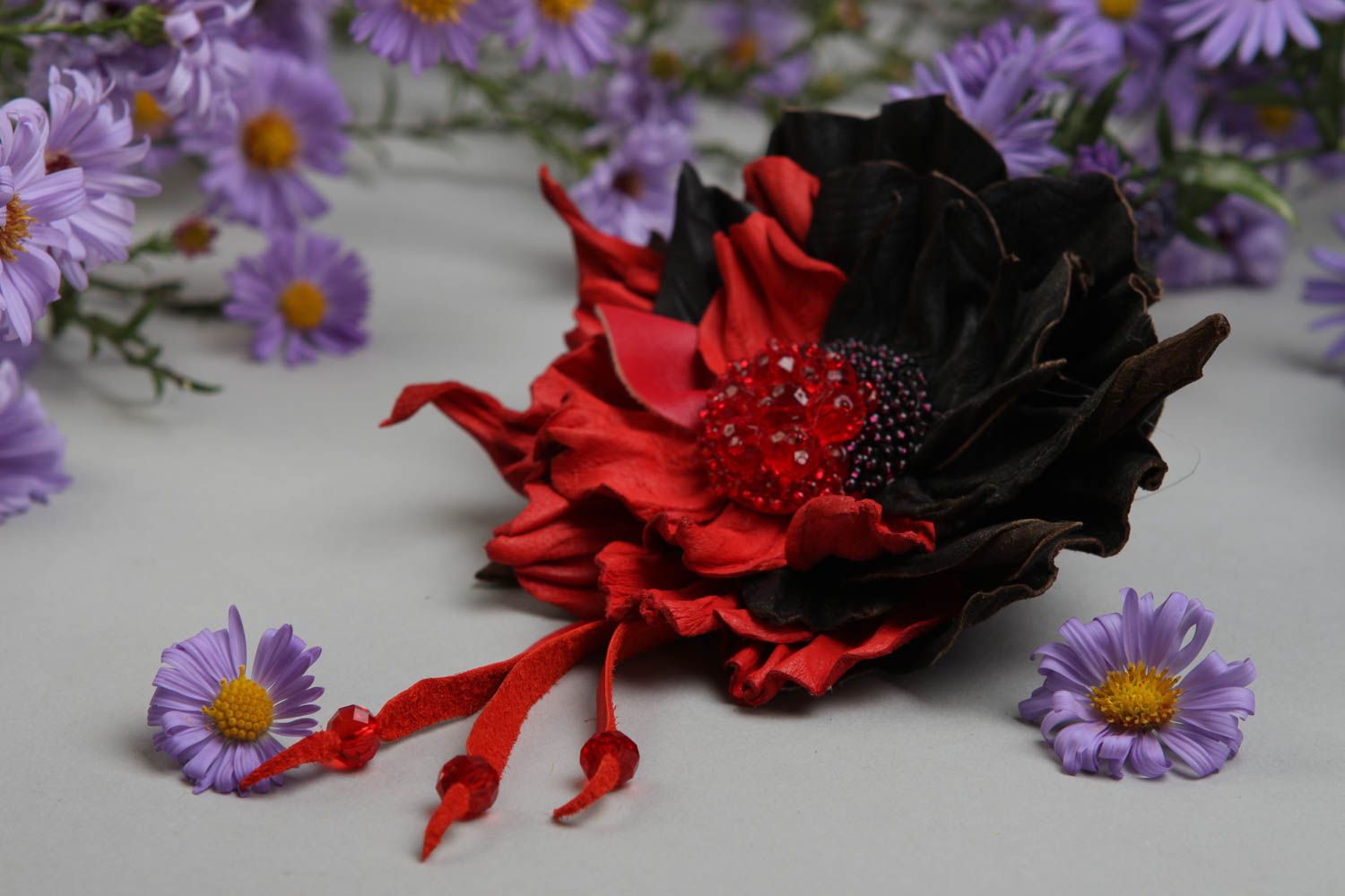 Broche en cuir Bijou fait main fleur rouge Accessoire femme design original photo 1