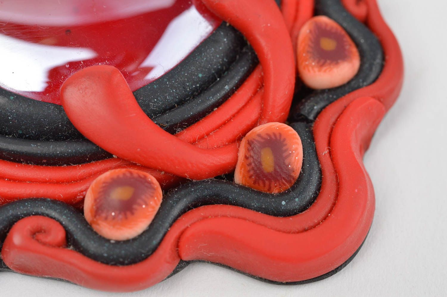 Collier en pâte polymère et verre avec rubans et cordons fait main rouge-noir photo 5