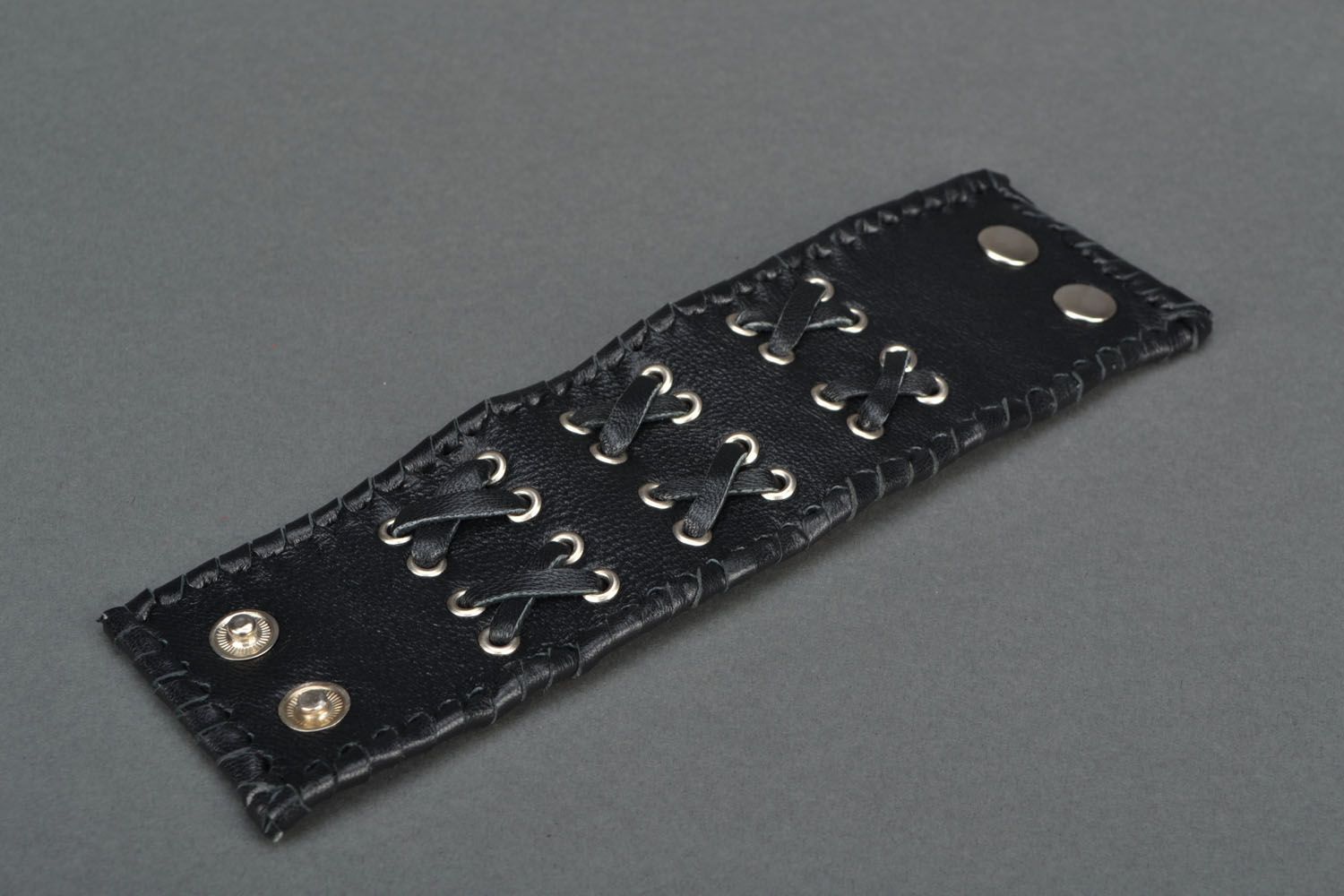 Schwarzes Armband aus Leder mit Schnürung foto 4