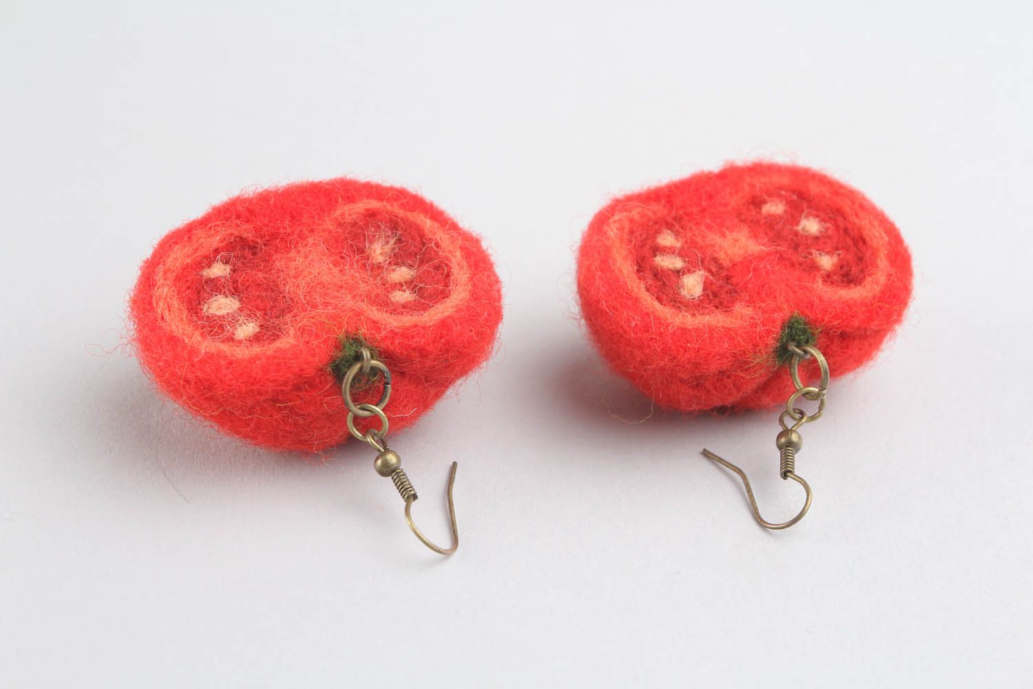 Boucles d'oreilles en laine feutrée rouges faites main photo 1