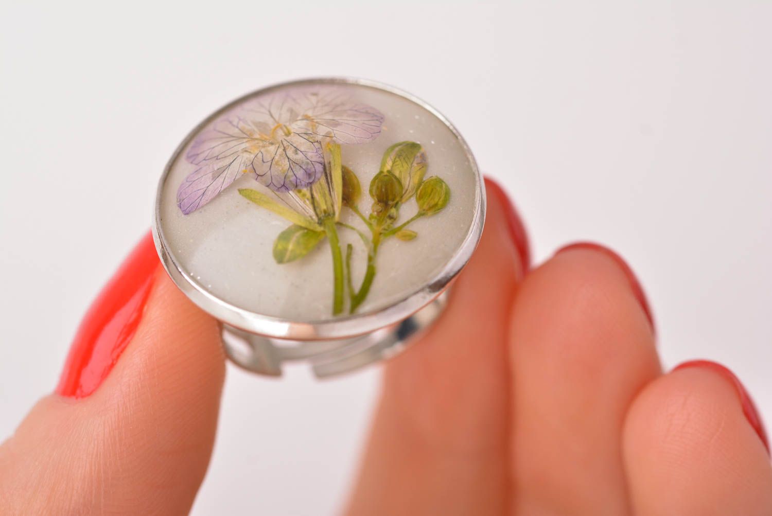 Bague ronde Bijou fait main blanche avec fleur résine époxy Accessoire femme photo 5