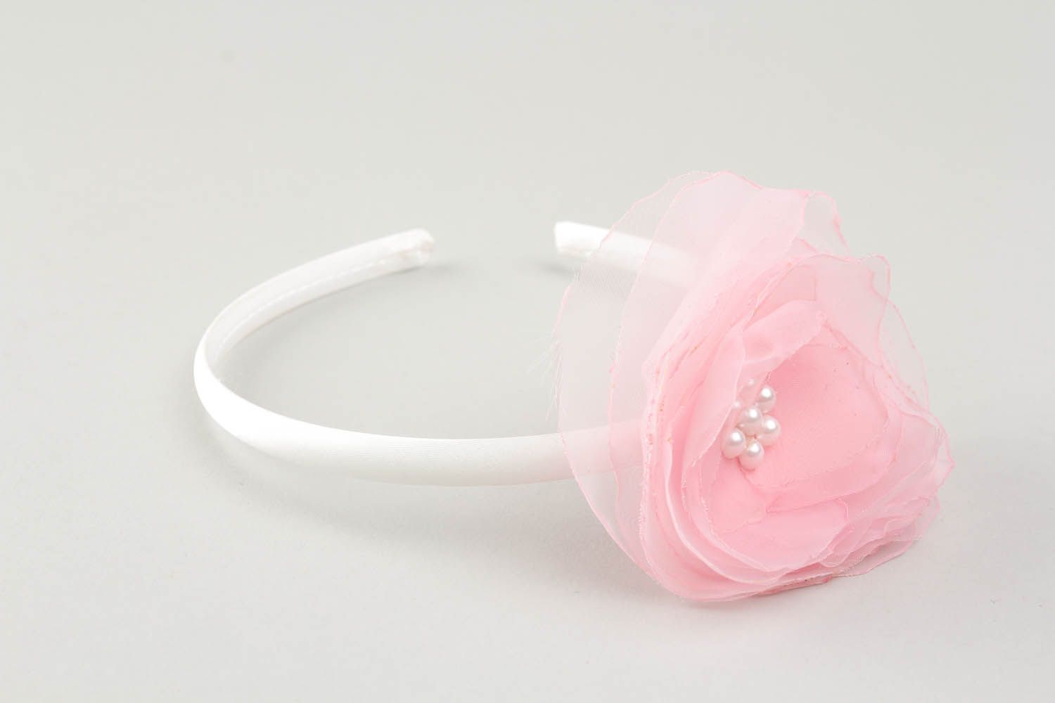 Aro de cabelo artesanal com flor de tecido leve feito numa base de plástico foto 1