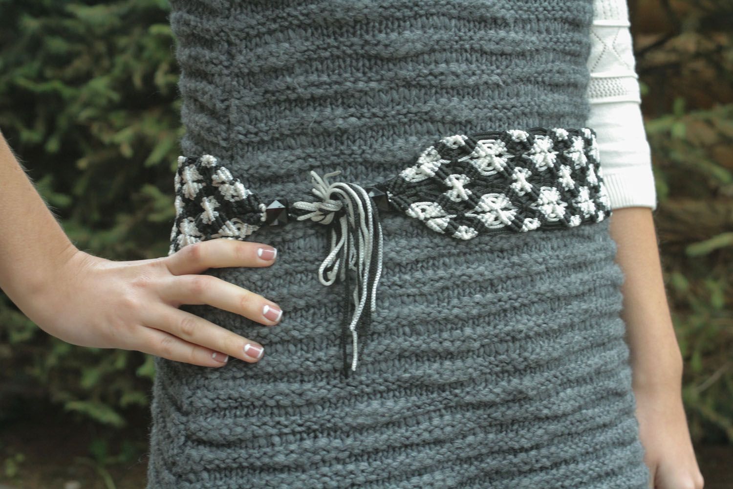 Cintura da donna intrecciata fatta a mano cinghia di fili con tecnica macramè foto 1