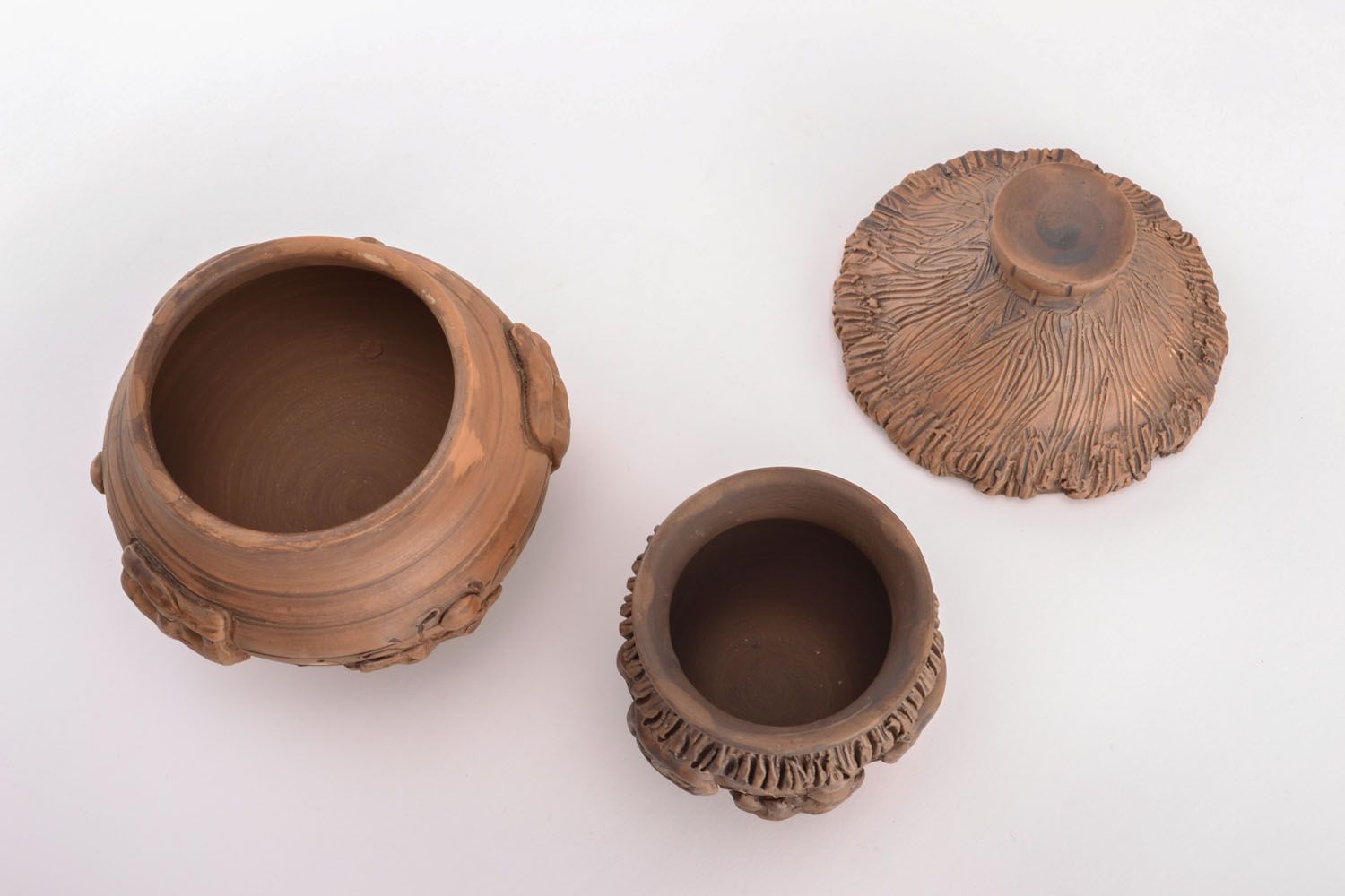 Pot en terre cuite avec couvercle fait main avec mug ethniques écologiques photo 2