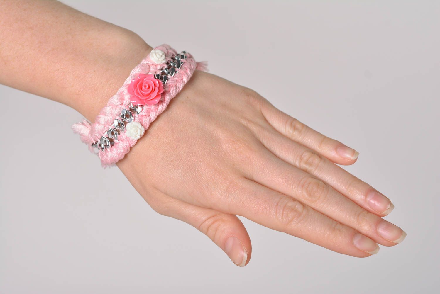 Bracelet tresse Bijou fait main Accessoire femme rose avec chaîne en métal photo 3