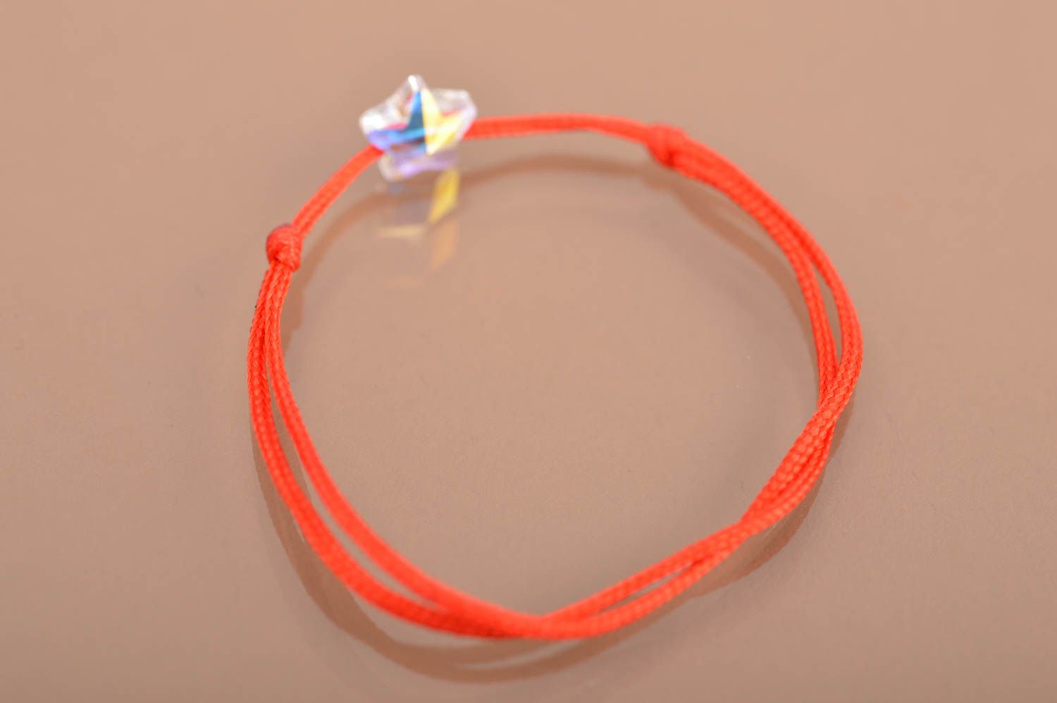 Красный браслет из шелковых ниток со звездочкой простой тонкий ручной работы фото 5
