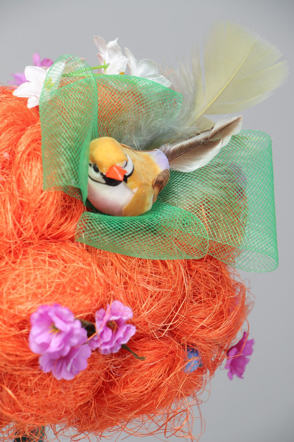 Topiaire fait main en matériaux naturels en sisal avec oiseau orange décor photo 3