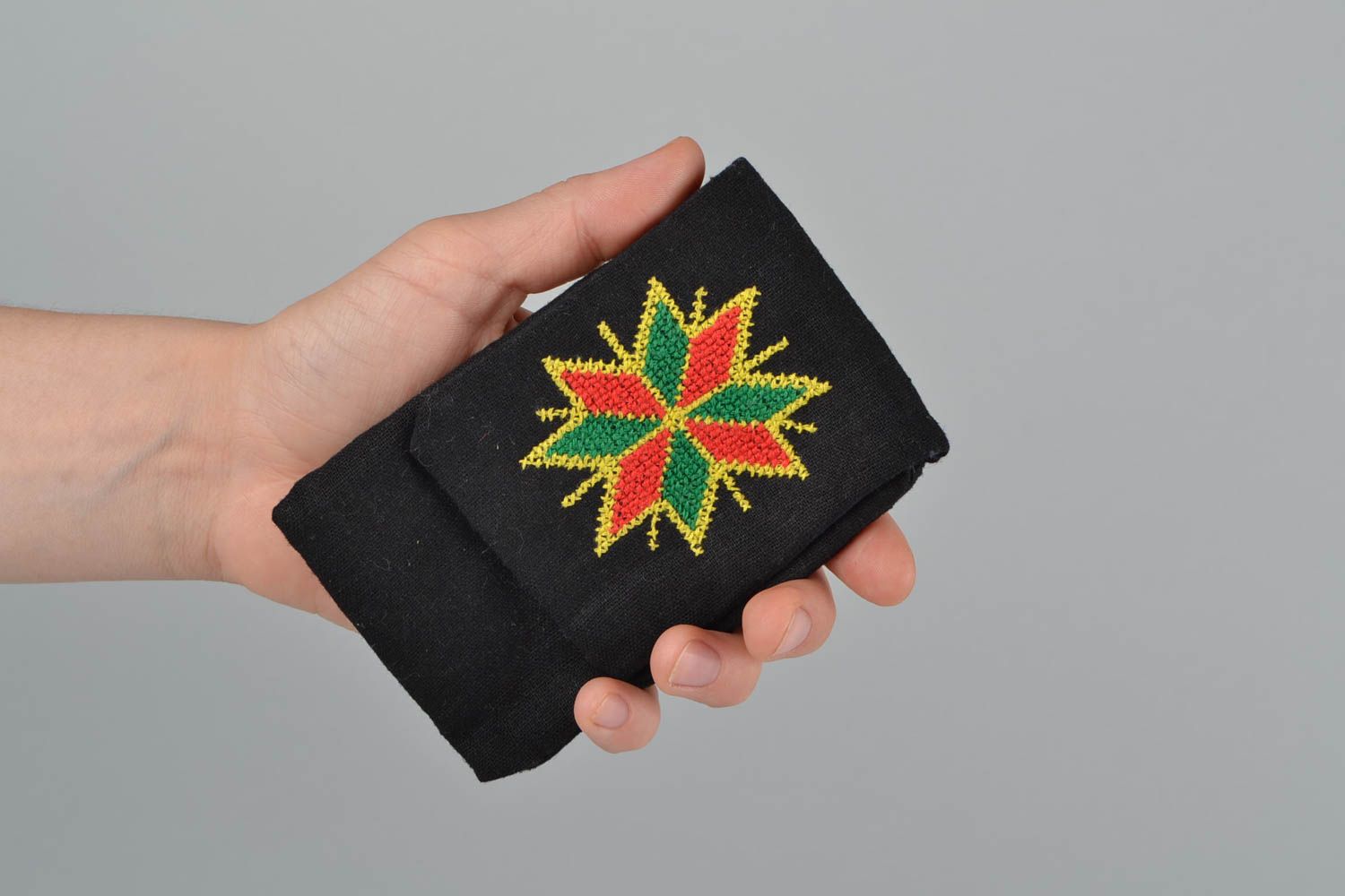 Черный тканевый чехол для мобильного из льна ручной работы с вышивкой крестиком фото 2