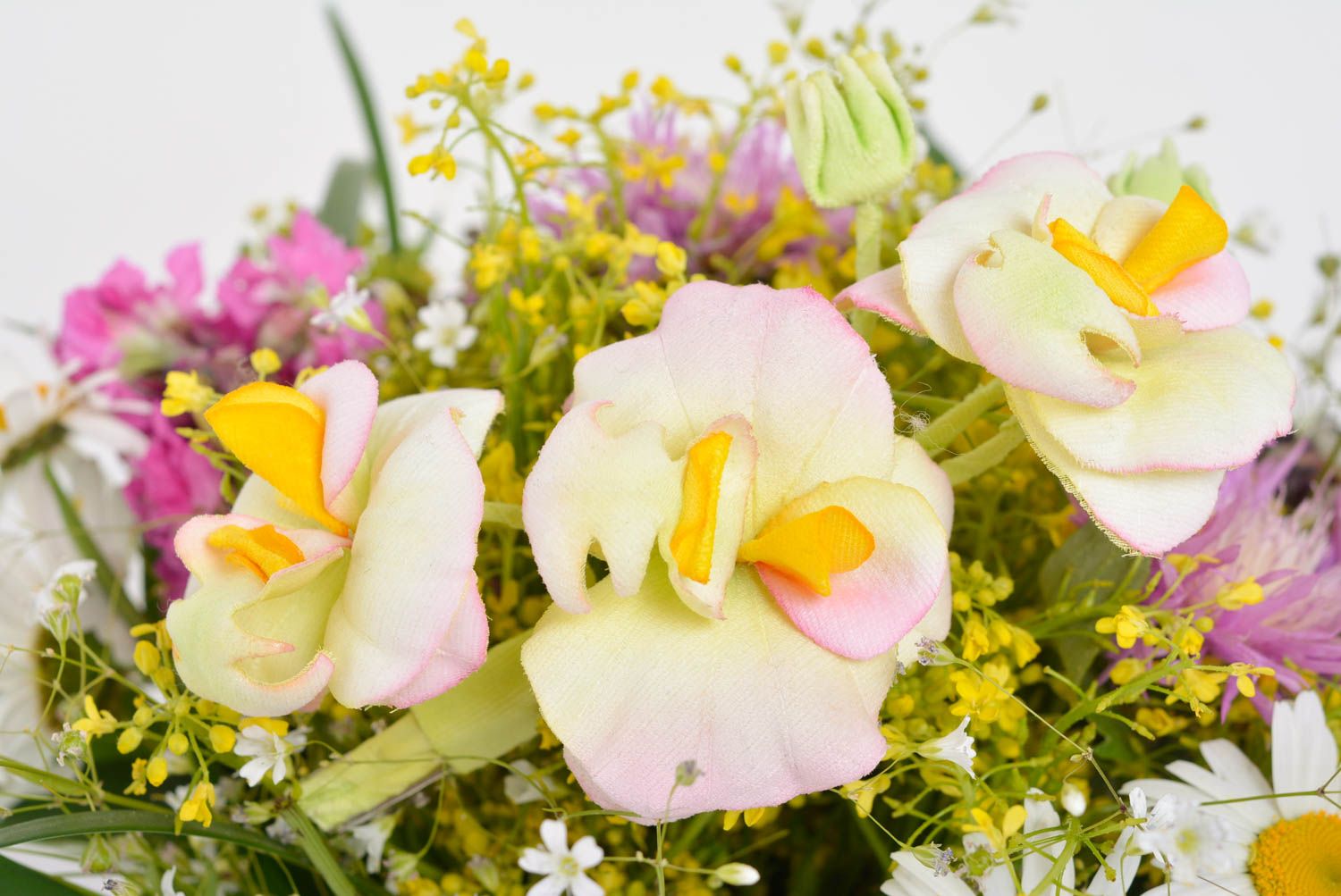 Pinza con flores para el cabello artesanal hermosa blanca amarilla de seda foto 2