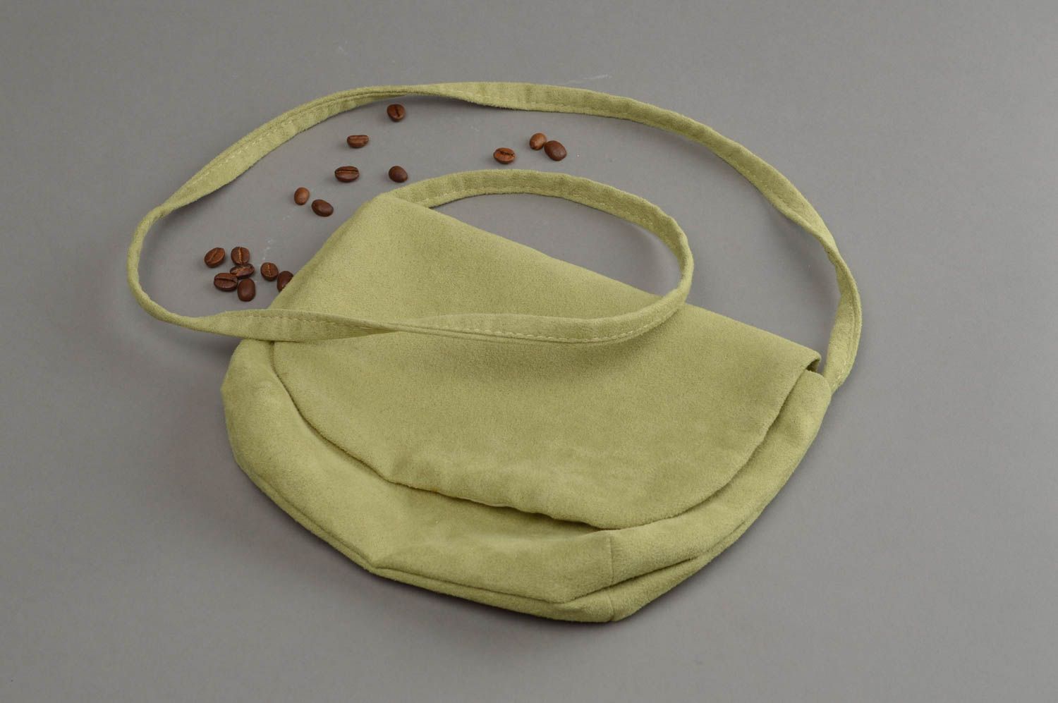 Салатовая сумка сверток через плечо из искусственной замши ручной работы фото 1