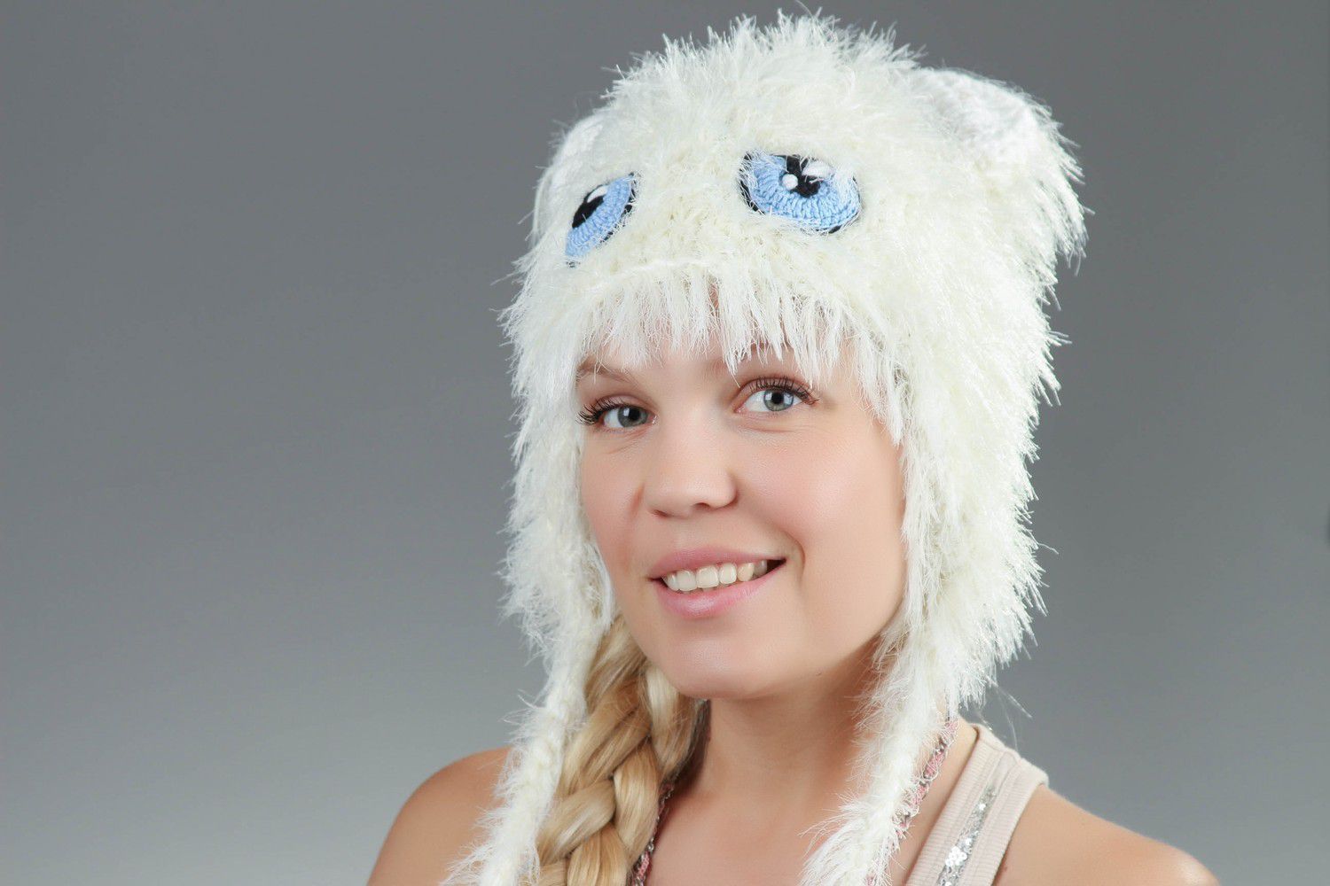 Knitted hat White cat photo 1