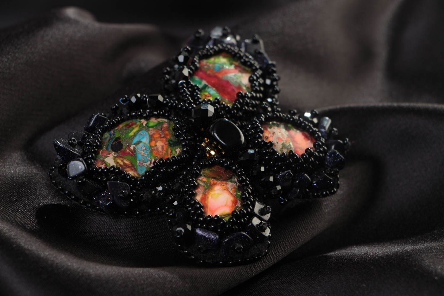 Черная брошь с вышивкой бисером и кристаллами ручной работы в виде бабочки фото 1