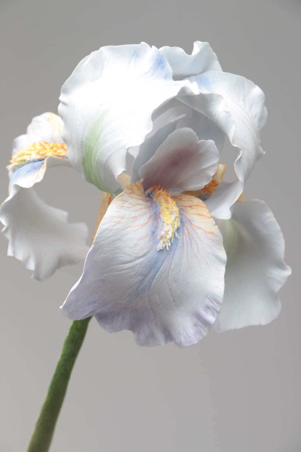 Flor decorativa artesanal de arcilla polimérica iris blanco con tallo largo foto 4