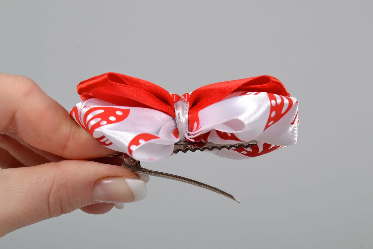 White and red satin bow photo 2