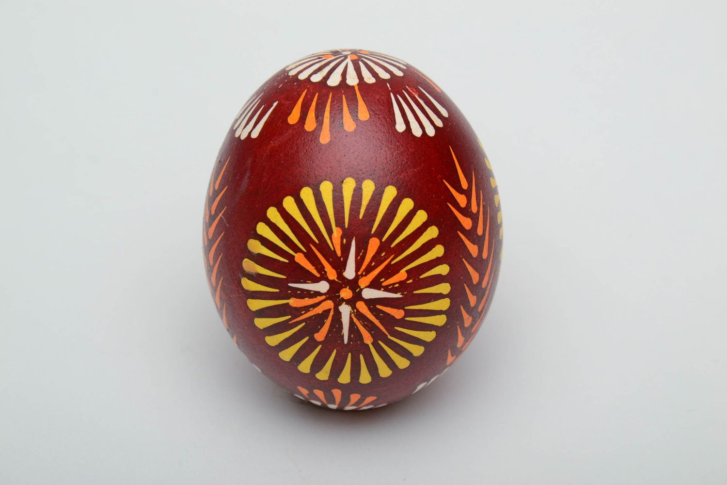 Huevo de Pascua pintado a mano con símbolo solar foto 2