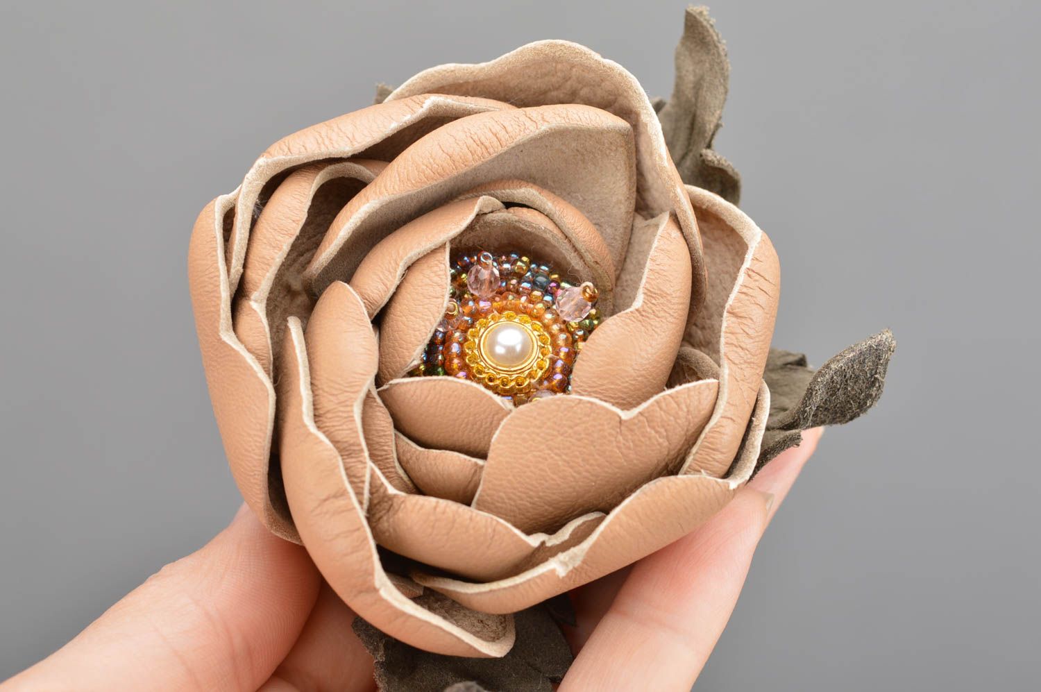 Elegante feine handgemachte Brosche aus Leder braune beige Blume mit Perle foto 3