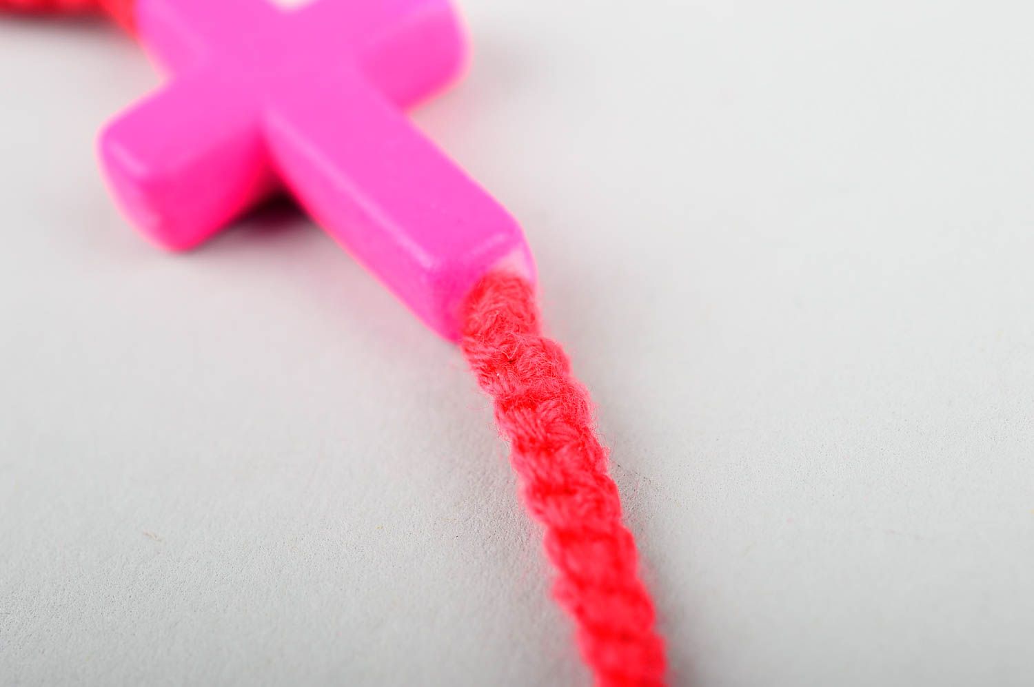 Браслет из ниток украшение ручной работы модная бижутерия браслет темно-розовый фото 5
