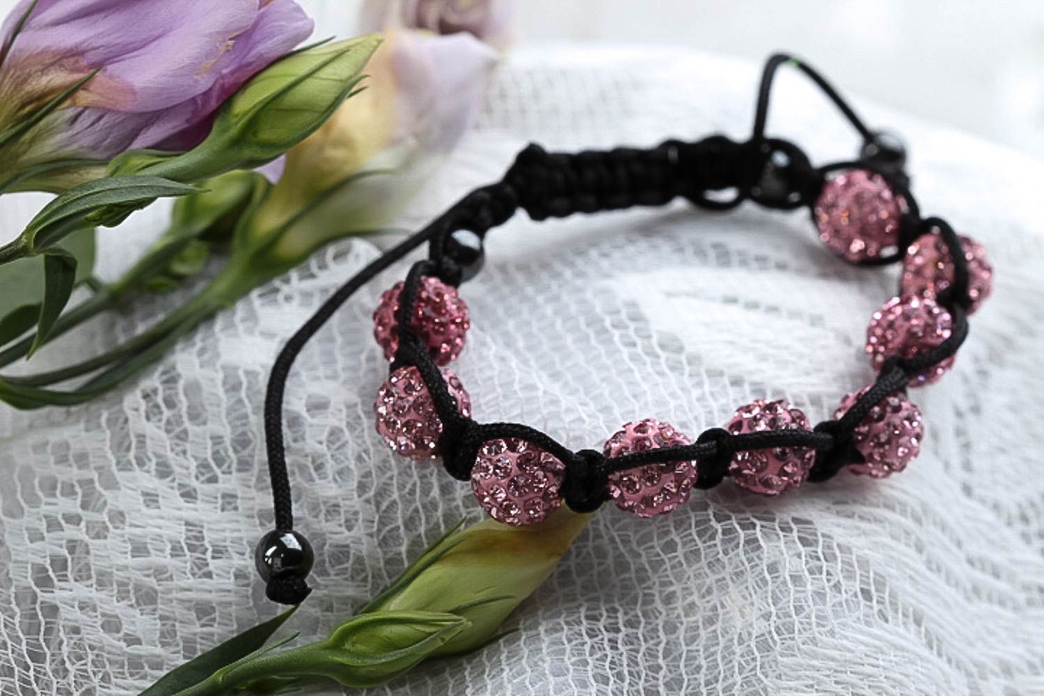 Плетеный браслет ручной работы авторское украшение женский браслет розовый фото 1