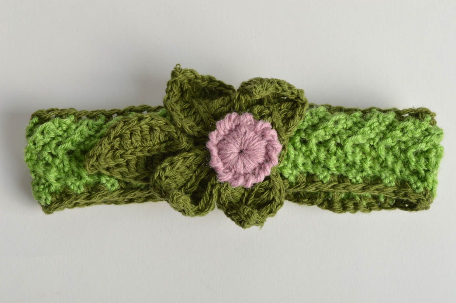 Bandeau tricoté au crochet vert avec fleur rose fait main original pour enfant photo 2