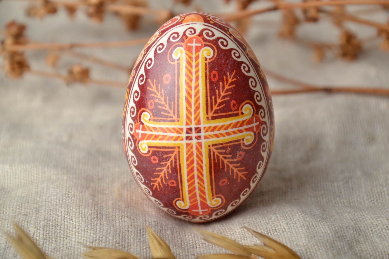 Oeuf de Pâques peint de colorants d'aniline rouge décoratif fait main original photo 1
