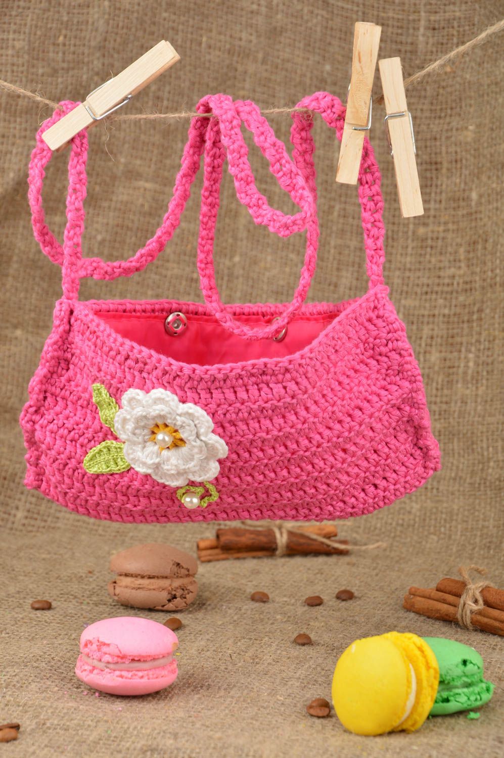 Розовая детская сумка вязаная из хлопковых ниток ручной работы на шлейке фото 1