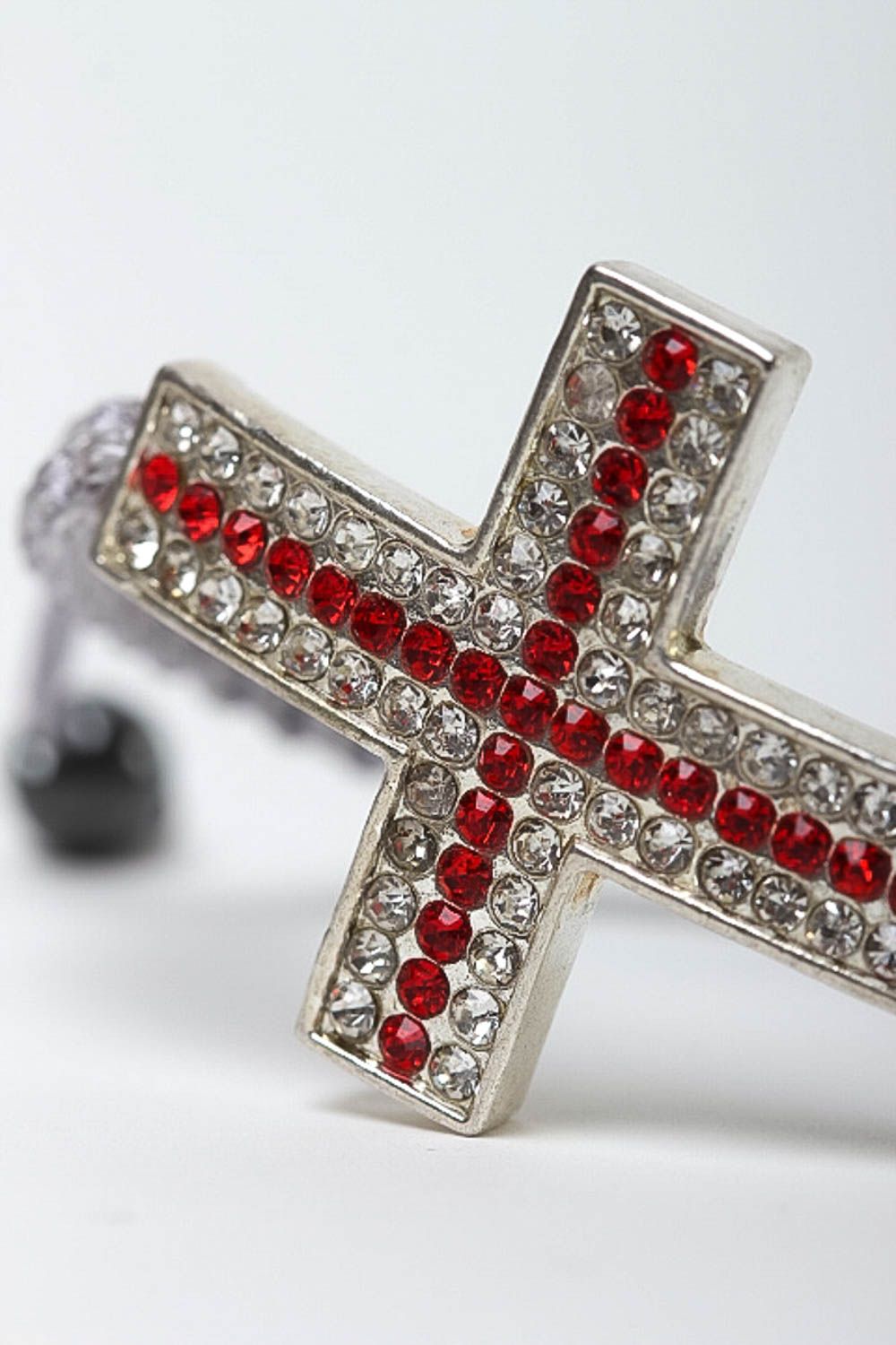Bracelet avec croix Bijou fait main tressé en cordons gris Cadeau femme photo 3
