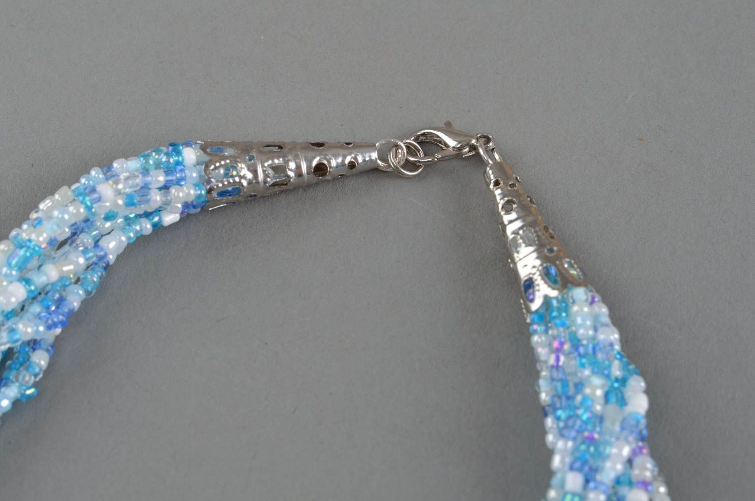 Бело голубое красивое женское ожерелье из бисера ручной работы Прозрачный лед фото 3