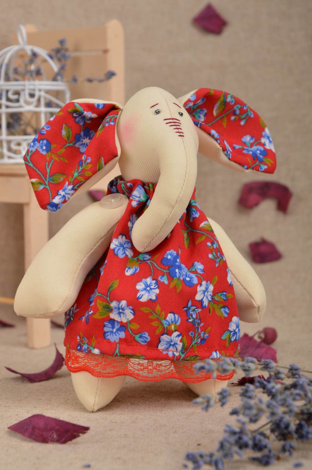 Jouet éléphant en robe rouge à fleurs en coton fait main pour enfant joli photo 1