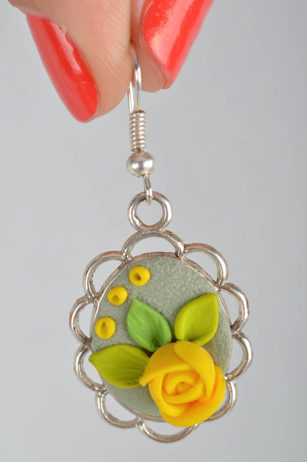 Pendientes artesanales con flores de arcilla polimérica amarillos con ganchos foto 3