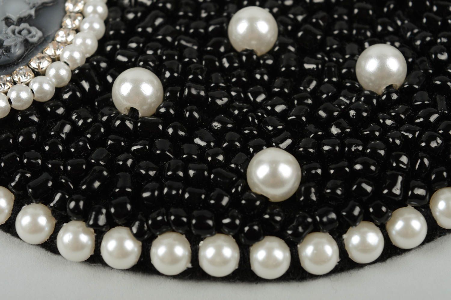 Collier en perles de rocaille Bijou fait main noir-blanc avec camée Cadeau femme photo 4